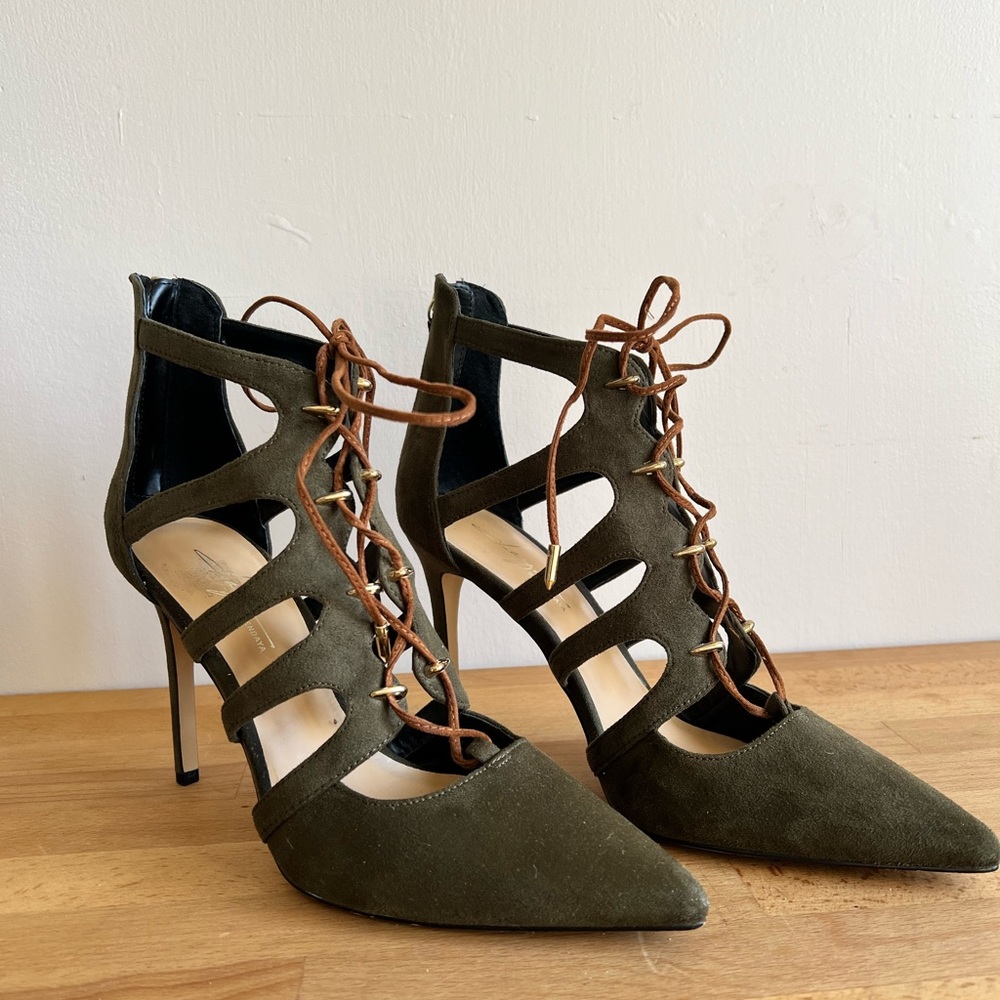 Woman’s size 9 olive green suede heels